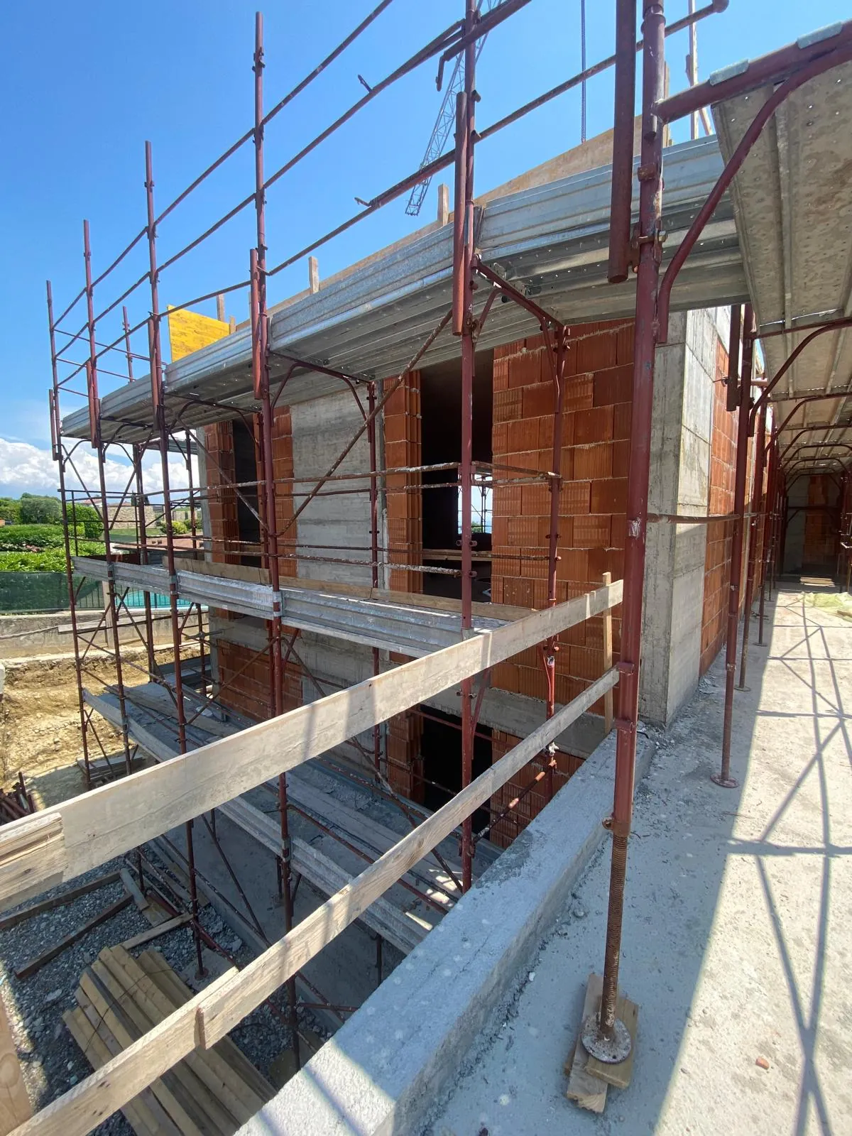 Cantiere a cappotto termico — ponteggio e tamponamenti su edificio residenziale in provincia di Brescia