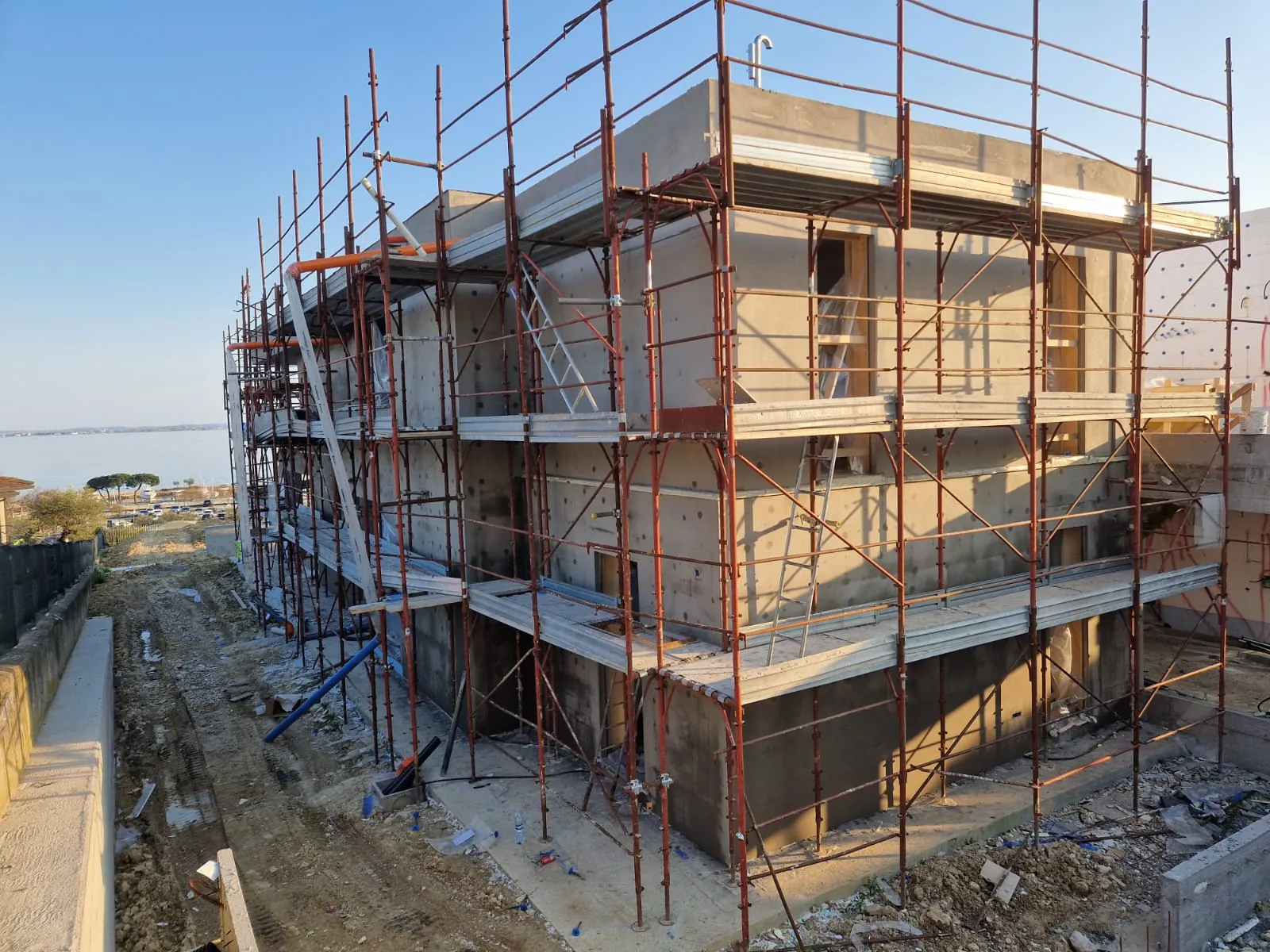 Edificio residenziale in costruzione con ponteggio per la posa del sistema a cappotto — Brescia