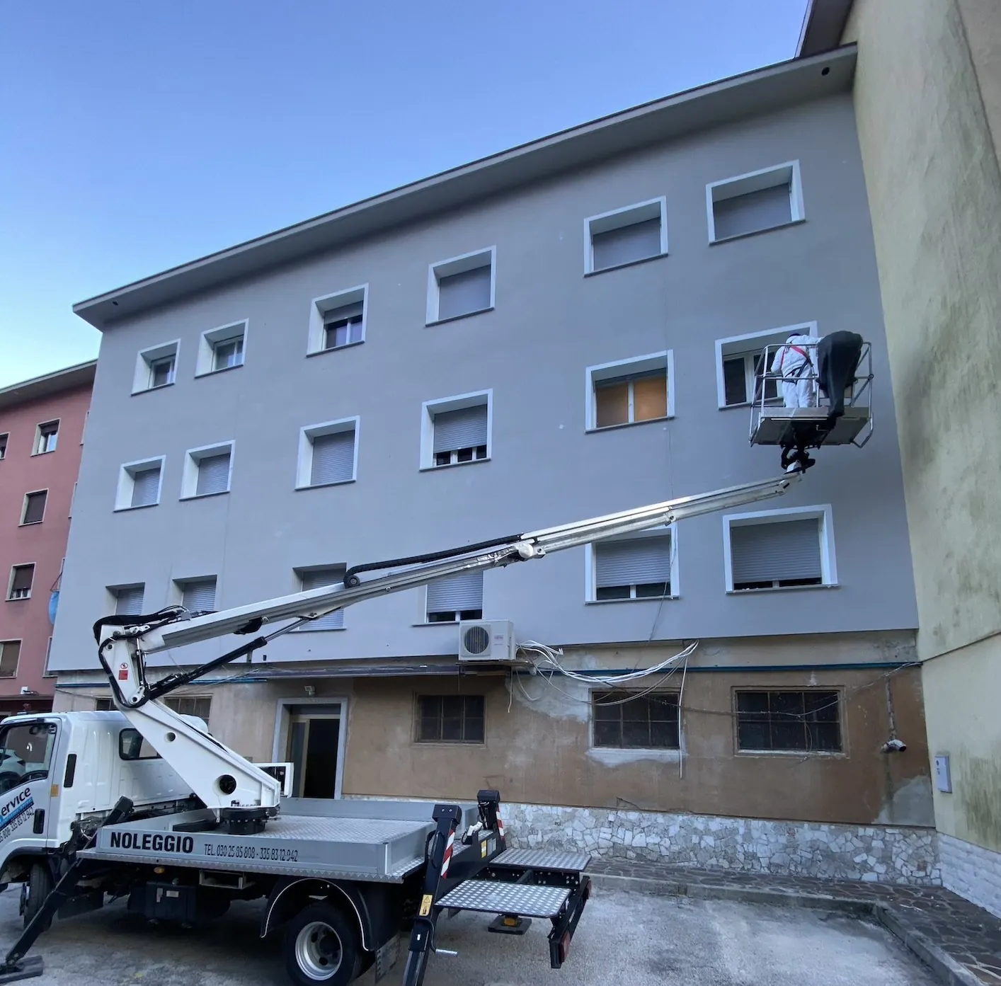 Posa del sistema a cappotto su facciata con piattaforma aerea — cantiere in provincia di Brescia