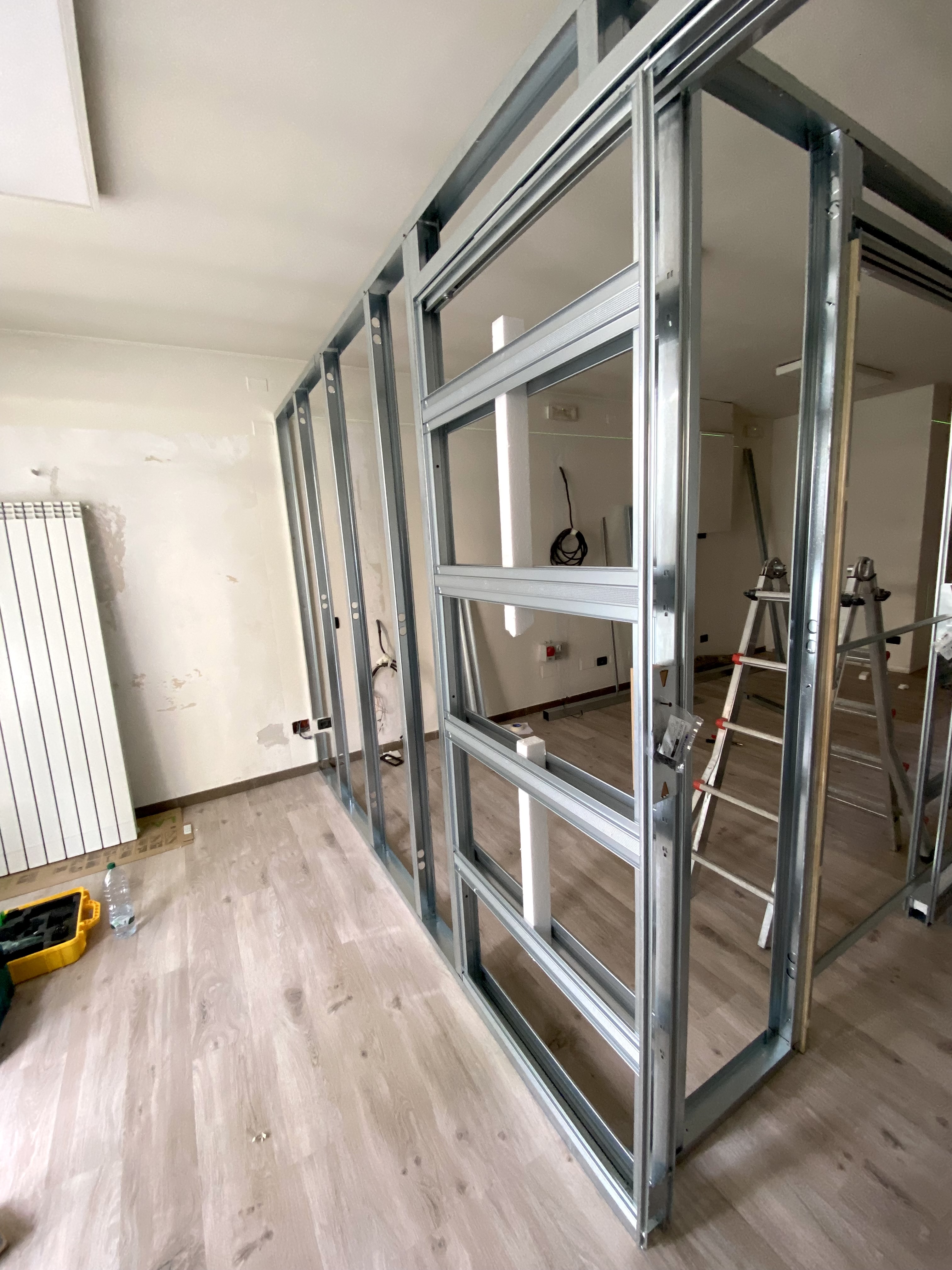 Ambiente residenziale con pareti e controsoffitto in cartongesso ultimati