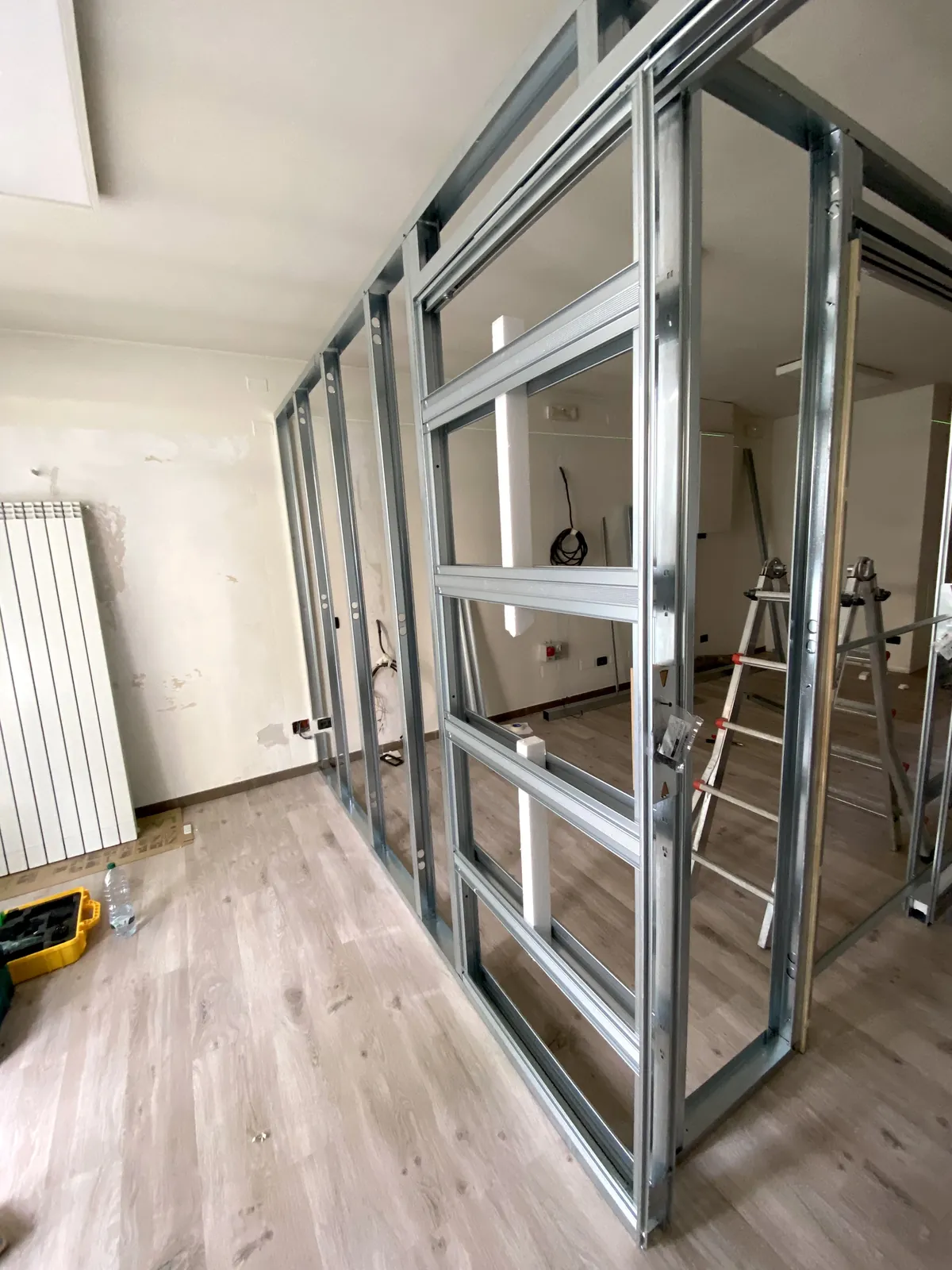 Ambiente residenziale con pareti e controsoffitto in cartongesso ultimati