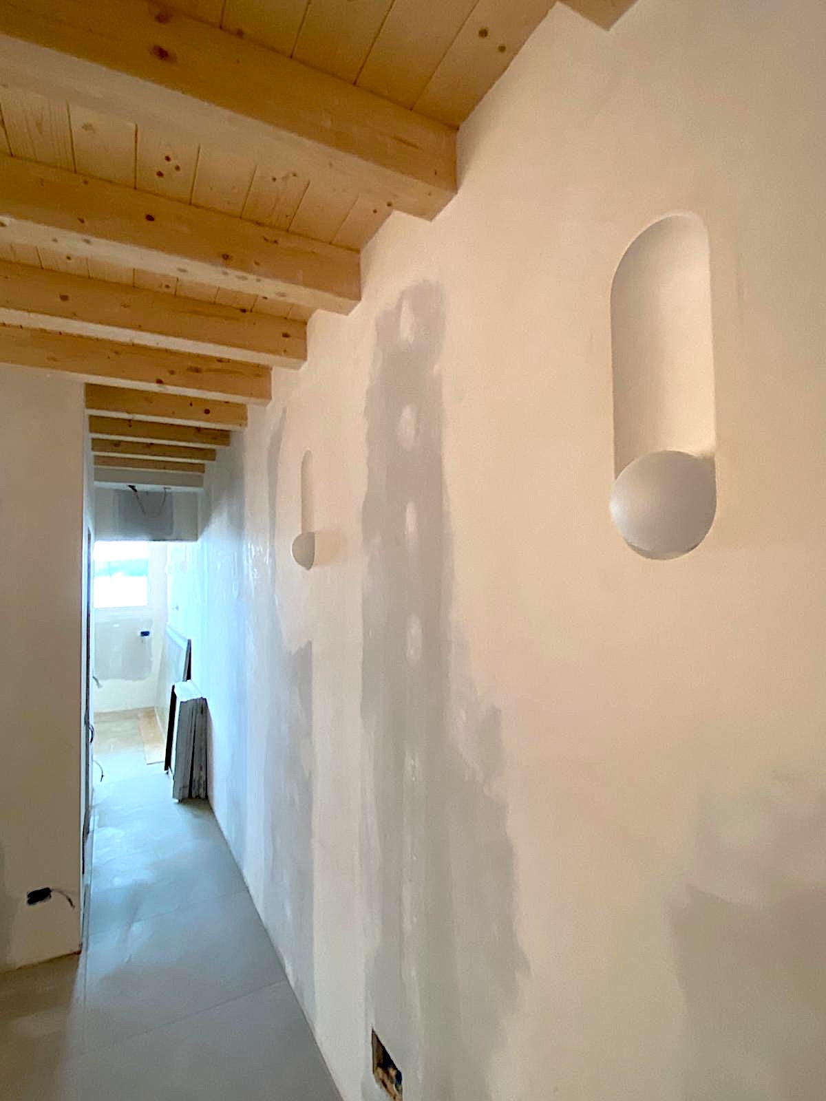 Nicchia in cartongesso integrata a parete — intervento residenziale