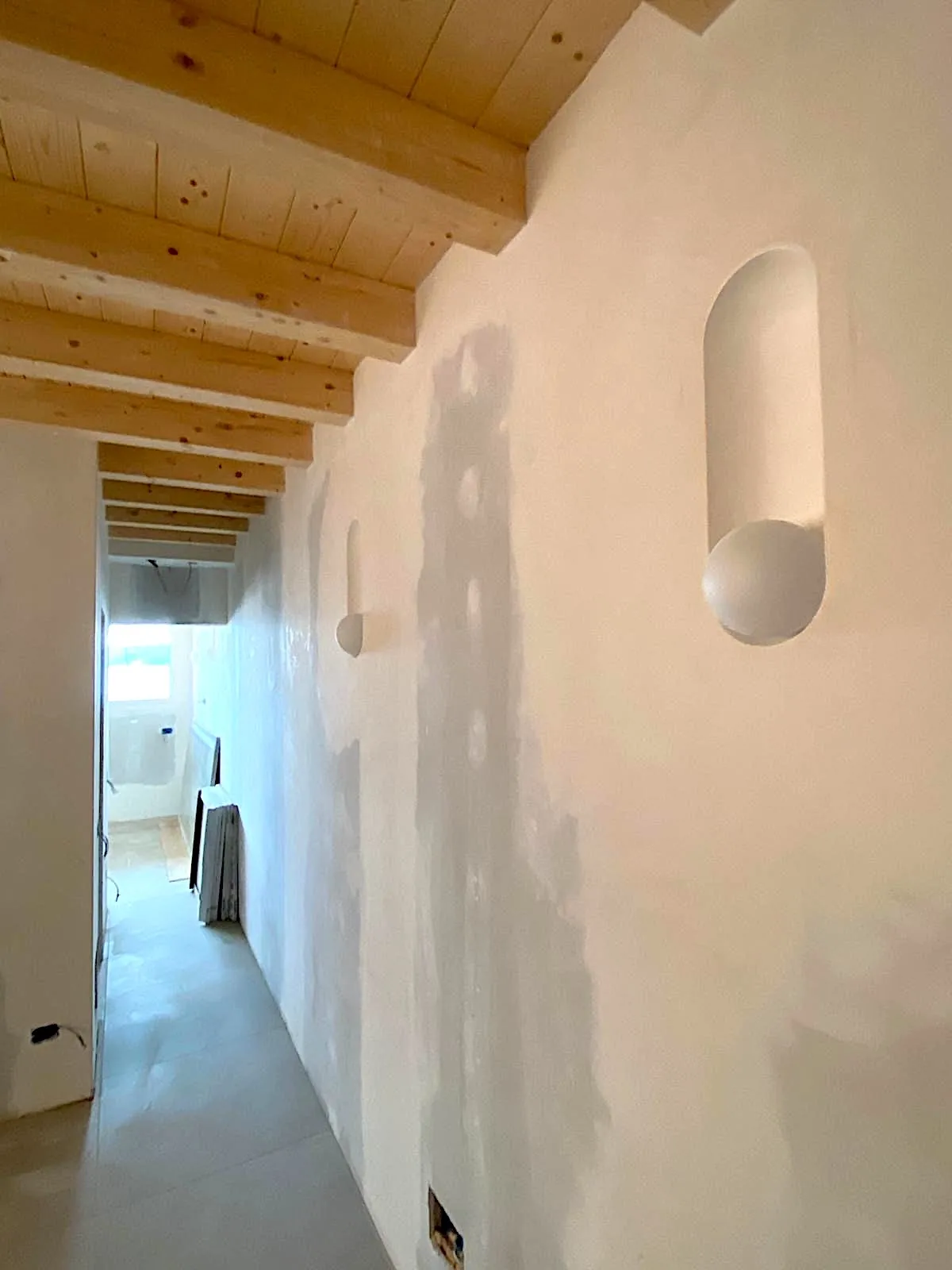 Nicchia in cartongesso integrata a parete — intervento residenziale