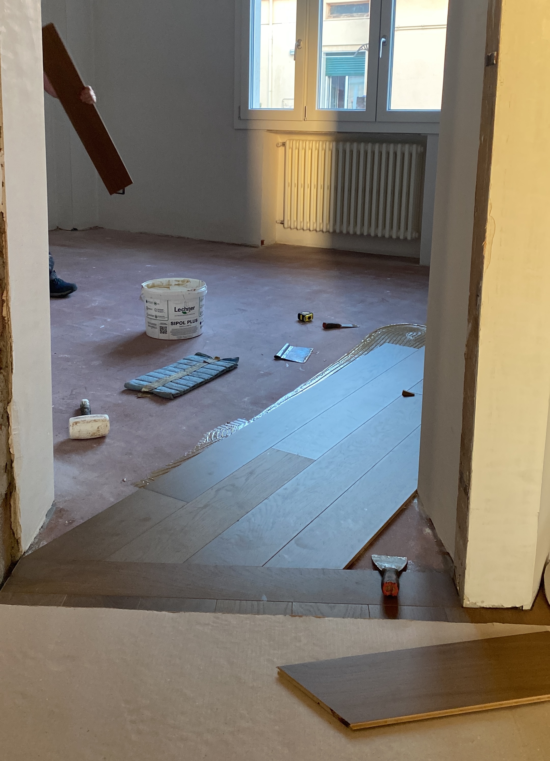Posa del nuovo pavimento in legno dopo la ristrutturazione
