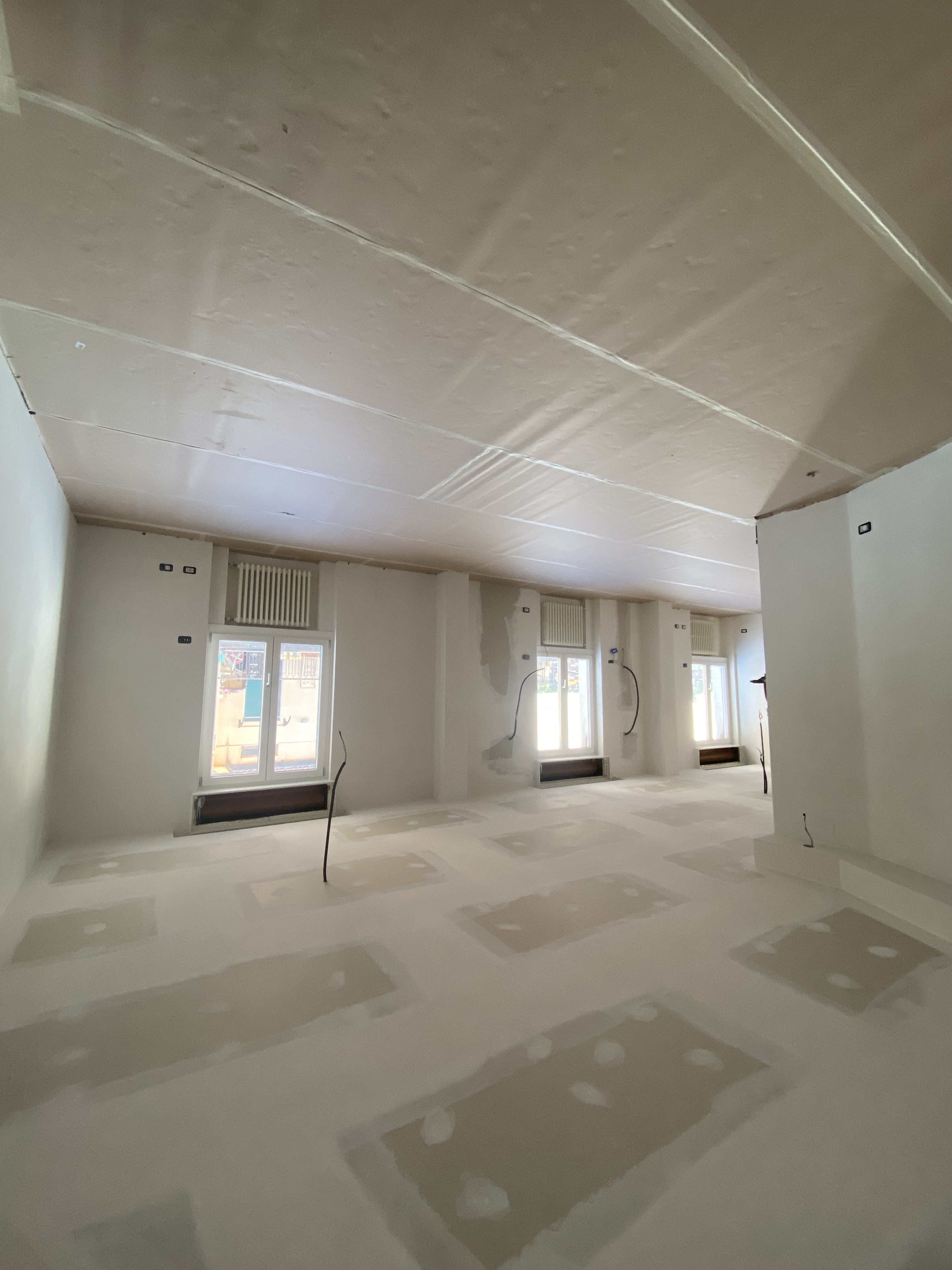 Ambiente ristrutturato con pareti rasate e finiture pronte