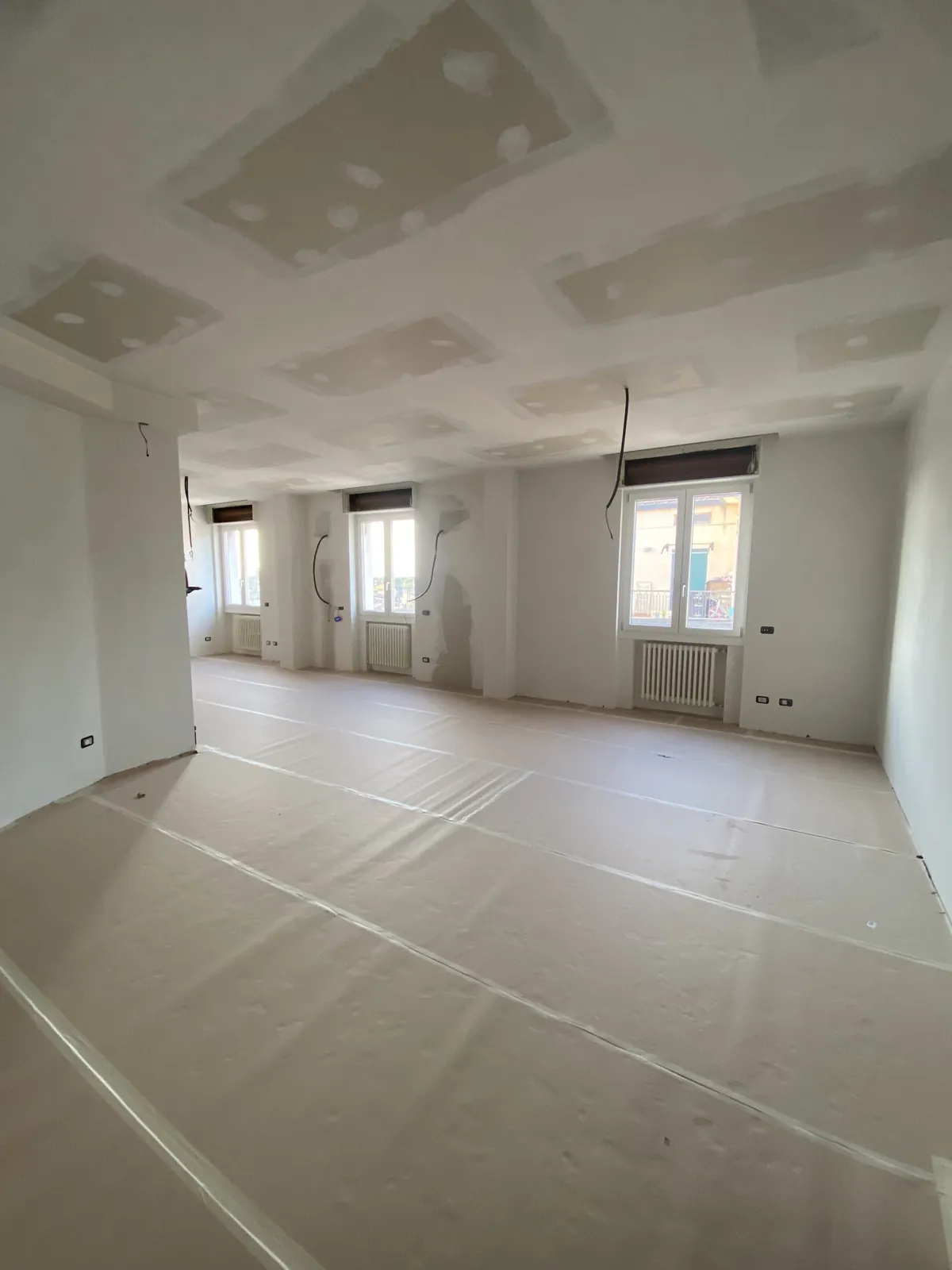 Ambiente ristrutturato con pareti rasate e finiture pronte