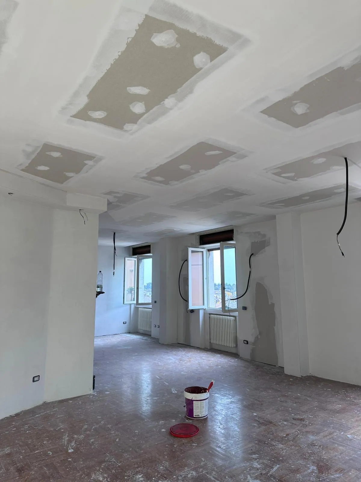 Controsoffitto in cartongesso rasato durante la ristrutturazione di un appartamento — Brescia