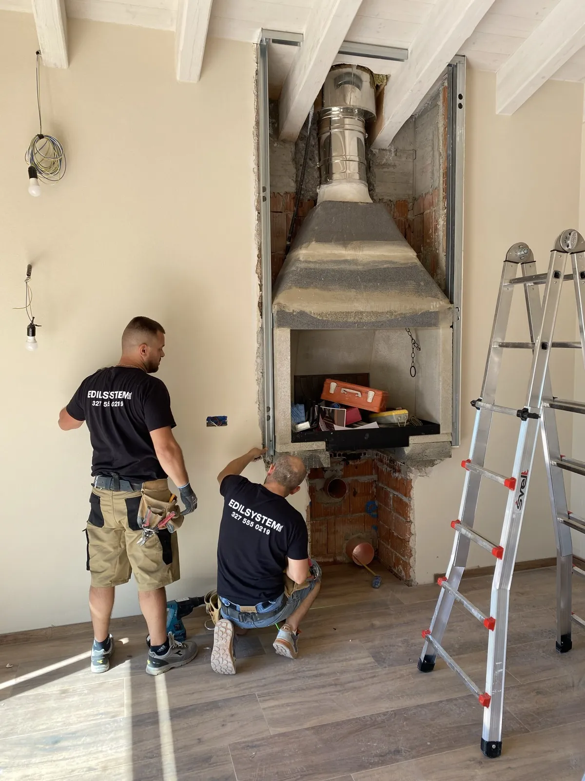 Realizzazione di un camino rivestito in cartongesso — squadra Edilsystem al lavoro